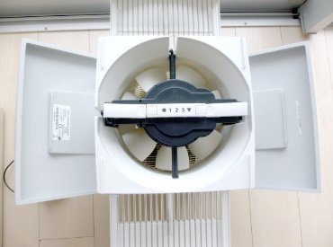 屋内, 窓, キッチン, 大きい が含まれている画像

AI 生成コンテンツは誤りを含む可能性があります。